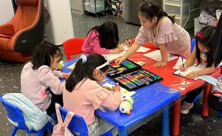 Tam-Ka-Ching_【-Jockey-Club-Kwun-Tong-Community-Hub-明愛賽馬會「聚首壹塘」社區客廳】客廳提供自主空間讓小朋友自由玩樂-e1707295361151